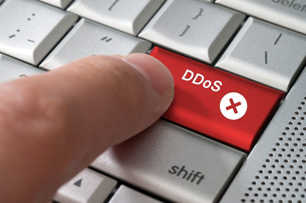 Clavier d'ordinateur incluant un bouton d'attaque DDOS rouge