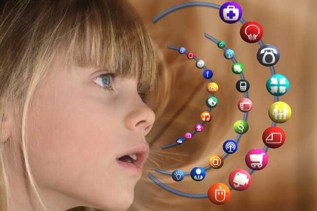 Figure d'enfant regardant les logos de divers réseau social. Il est important de sensibiliser nos enfants au comportement à avoir sur les réseaux sociaux. Le développement des réseaux sociaux a fondamentalement changé la manière dont nous interagissons les uns avec les autres.